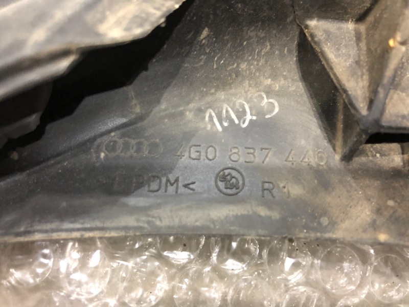 Уплотнитель передней правой двери