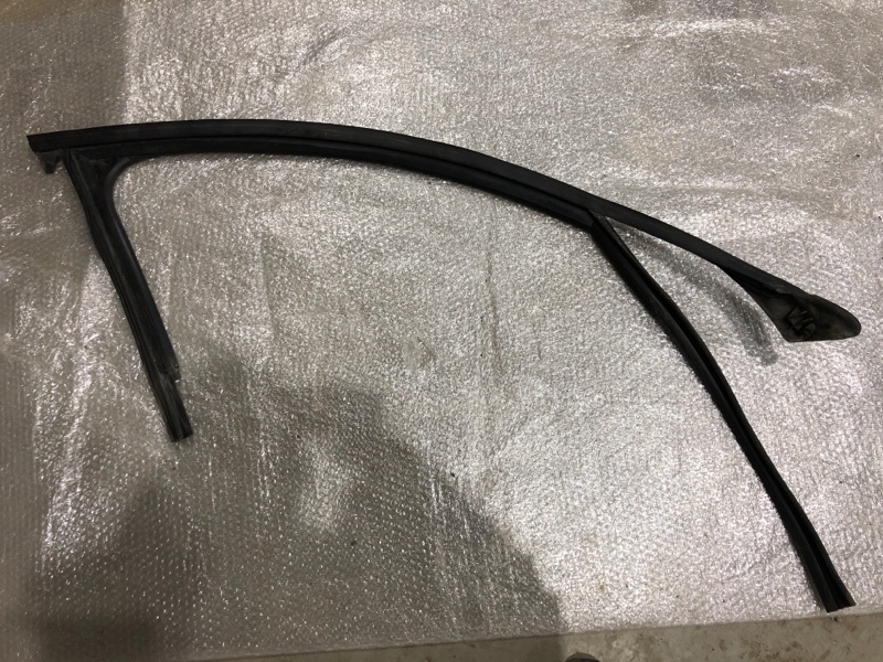 Уплотнитель передней правой двери