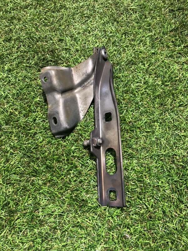 Петля капота левая