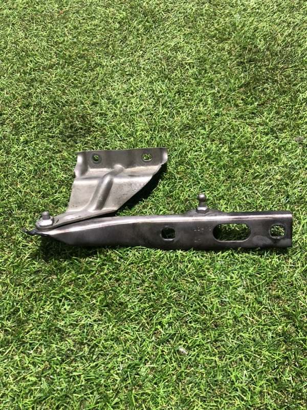 Петля капота левая