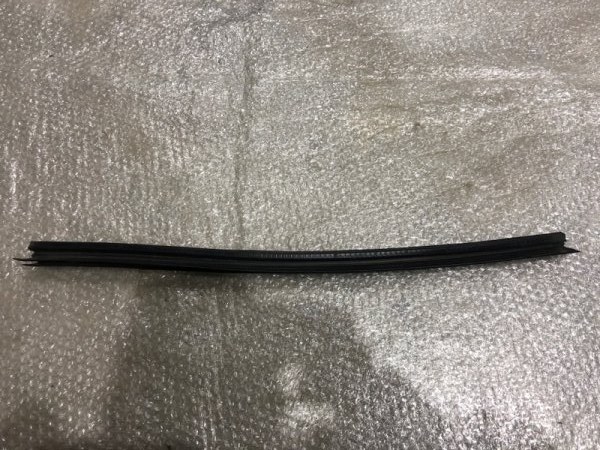 Уплотнитель передней левой двери
