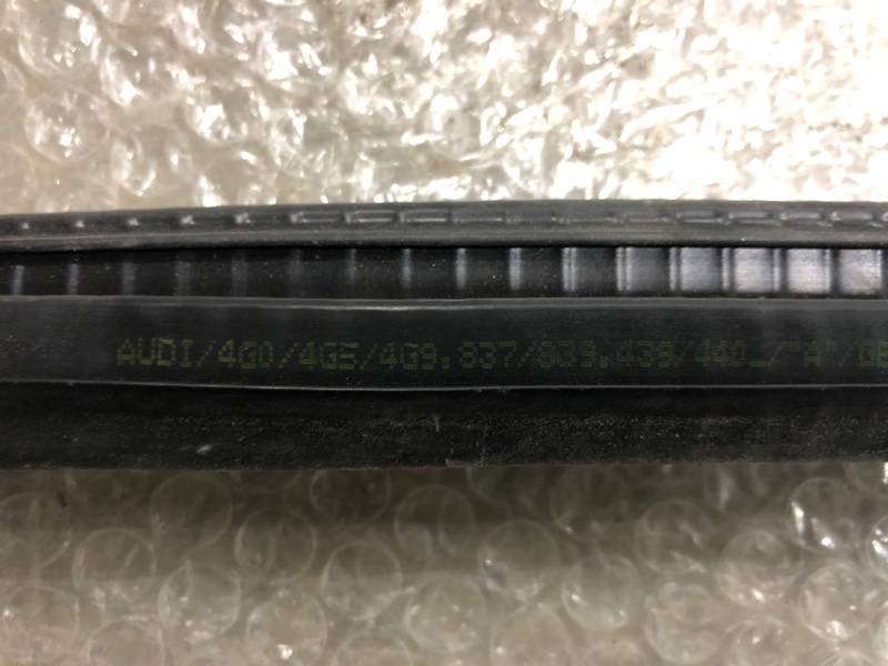 Уплотнитель передней левой двери