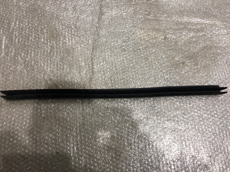 Уплотнитель передней левой двери