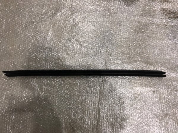 Уплотнитель задней правой двери