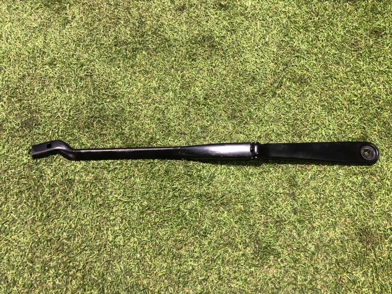 Поводок стеклоочистителя передний левый