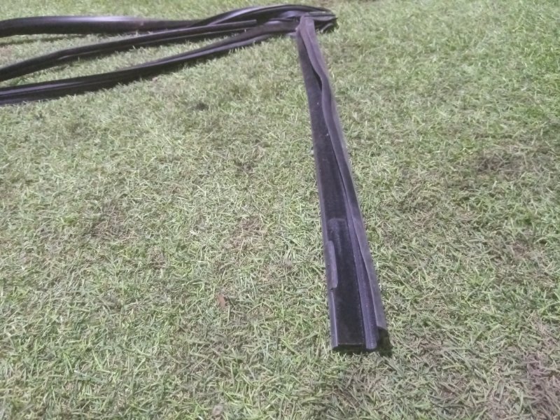 Уплотнитель стекла двери