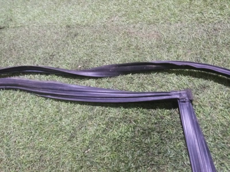 Уплотнитель стекла двери