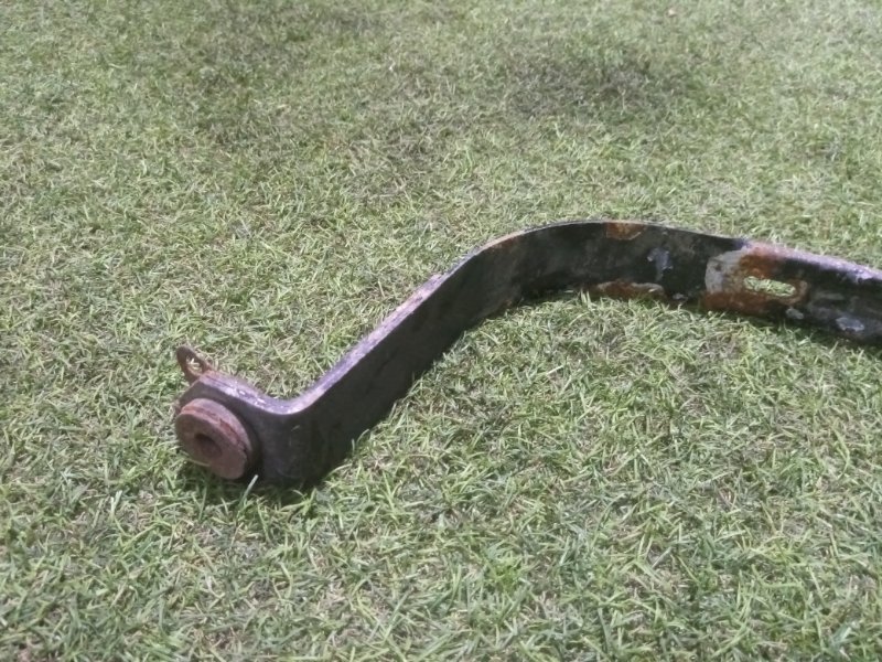 Кронштейн крепления топливного бака