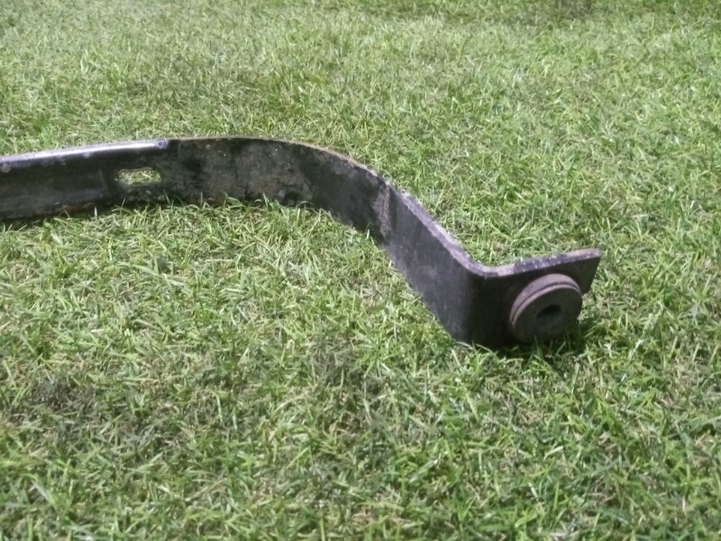 Кронштейн крепления топливного бака