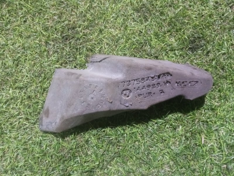 Уплотнитель капота