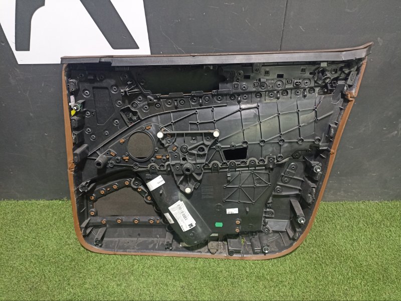 Обшивка двери передней левой