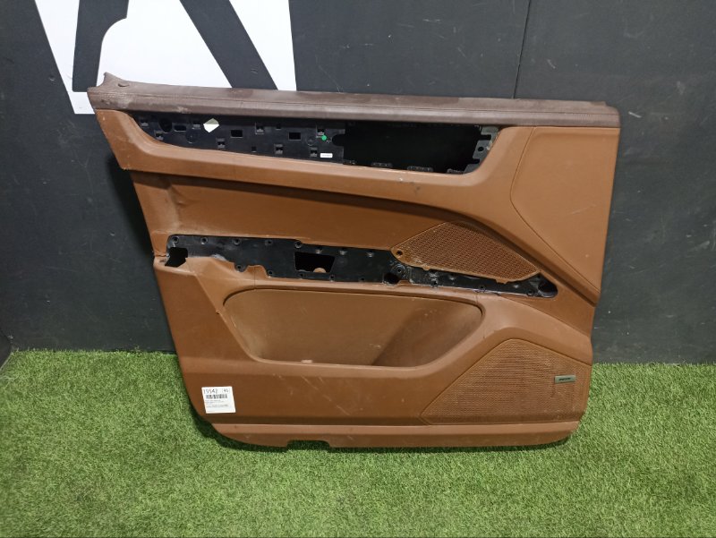 Обшивка двери передней левой