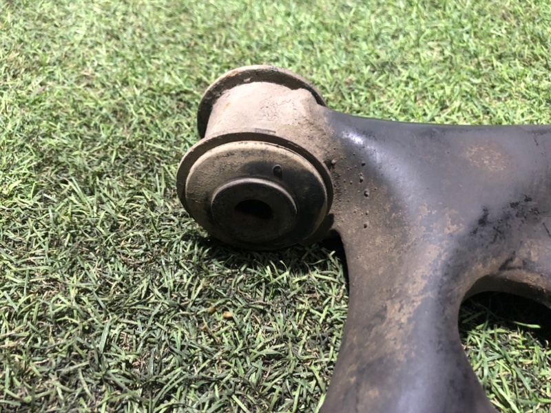 Рычаг передний правый