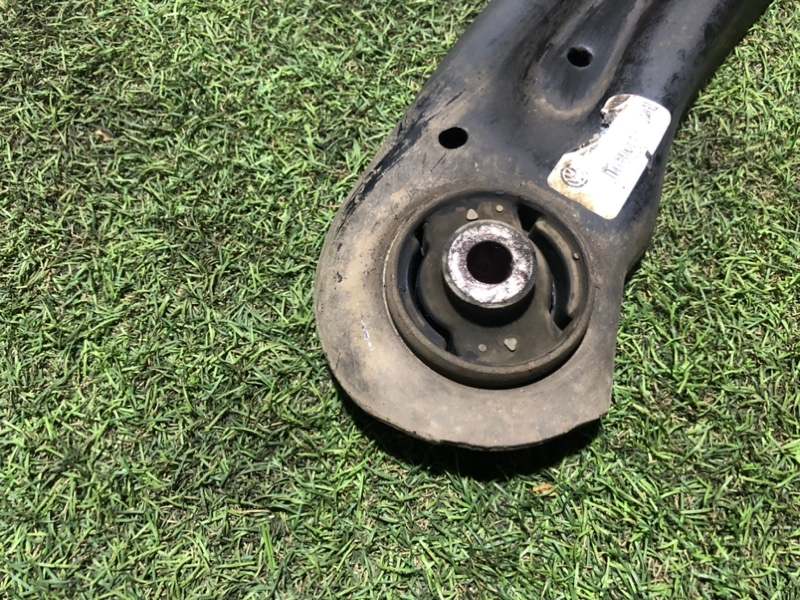 Рычаг передний правый