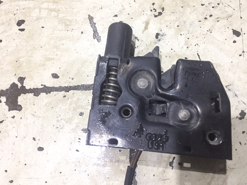 Замок капота