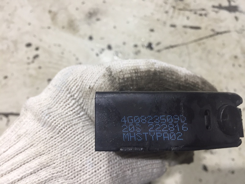 Замок капота