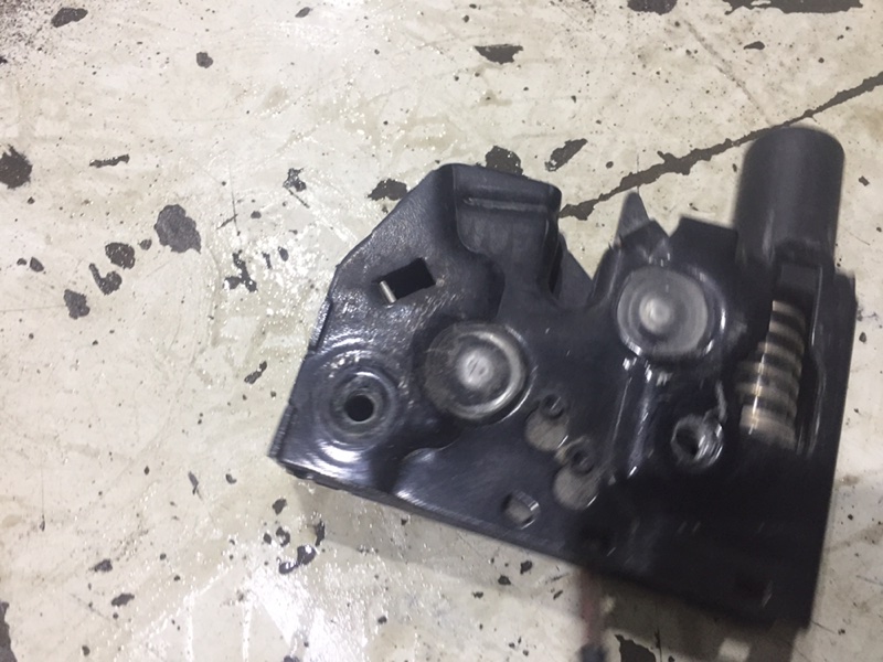 Замок капота