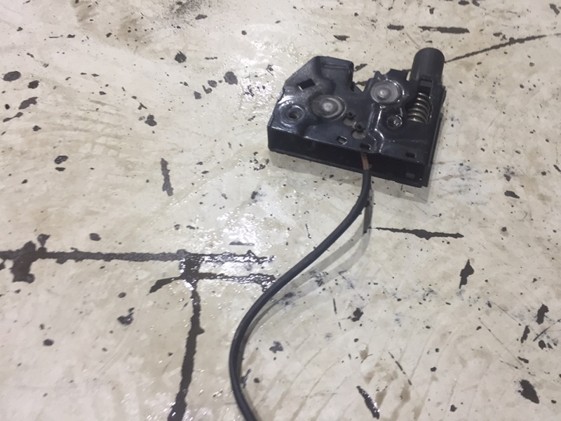 Замок капота