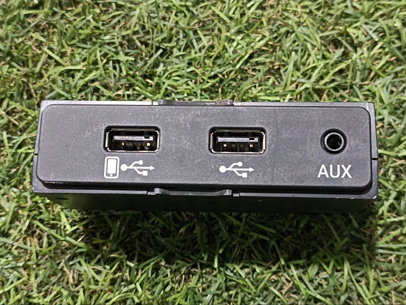 Гнездо AUX / USB IN