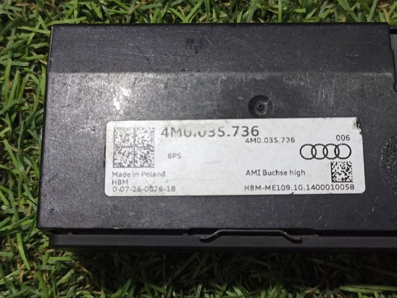 Гнездо AUX / USB IN