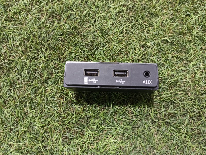 Гнездо AUX / USB IN