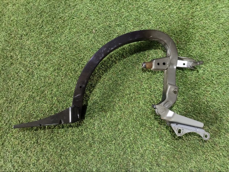 Петля крышки багажника