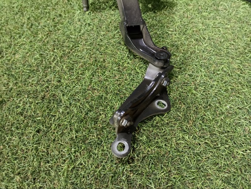 Петля крышки багажника