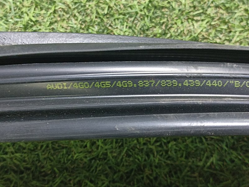 Уплотнитель стекла двери