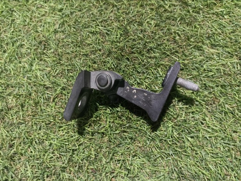 Петля двери