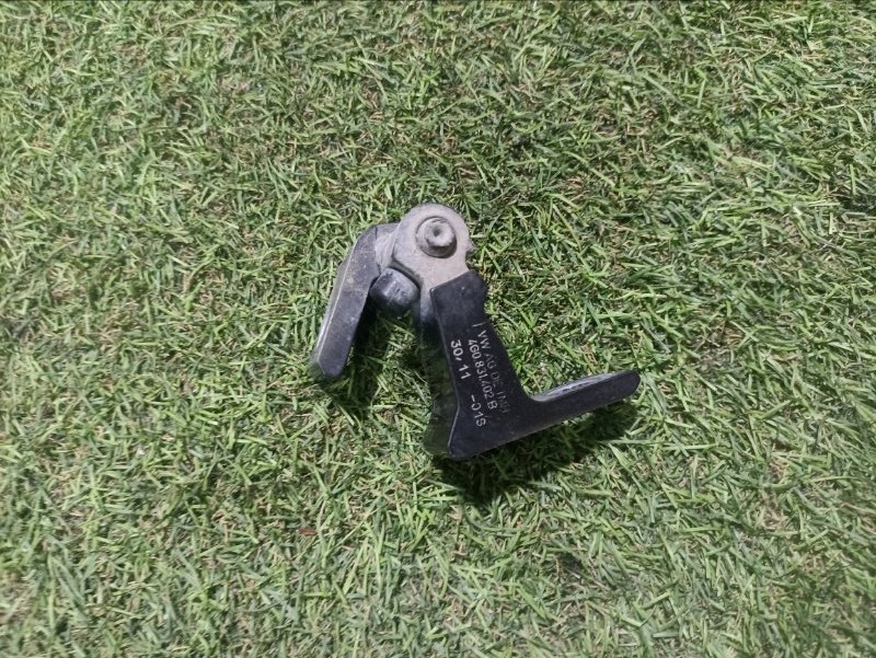 Петля двери передней правой нижняя