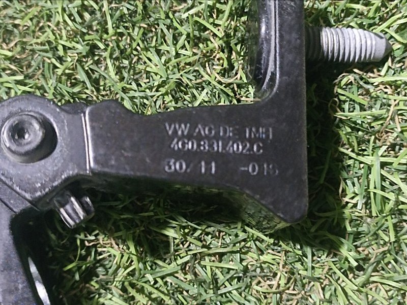 Петля двери задней правой верхняя