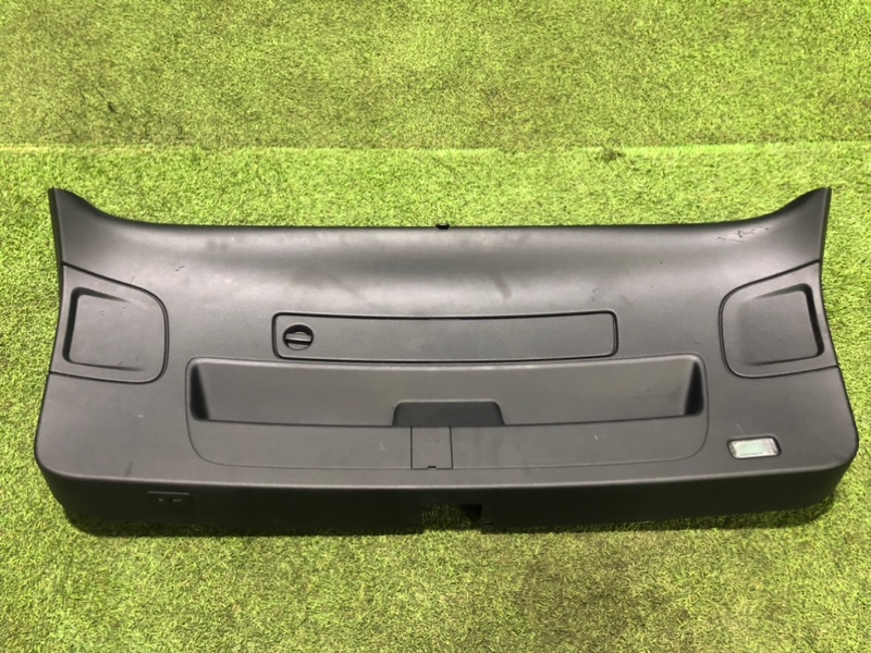 Обшивка крышки багажника