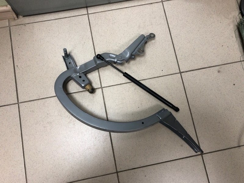 Петля крышки багажника