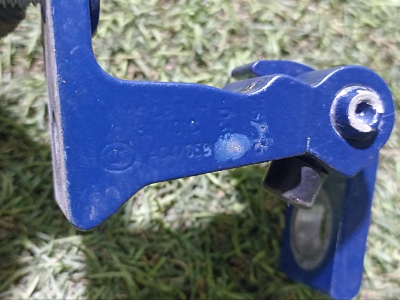 Петля двери