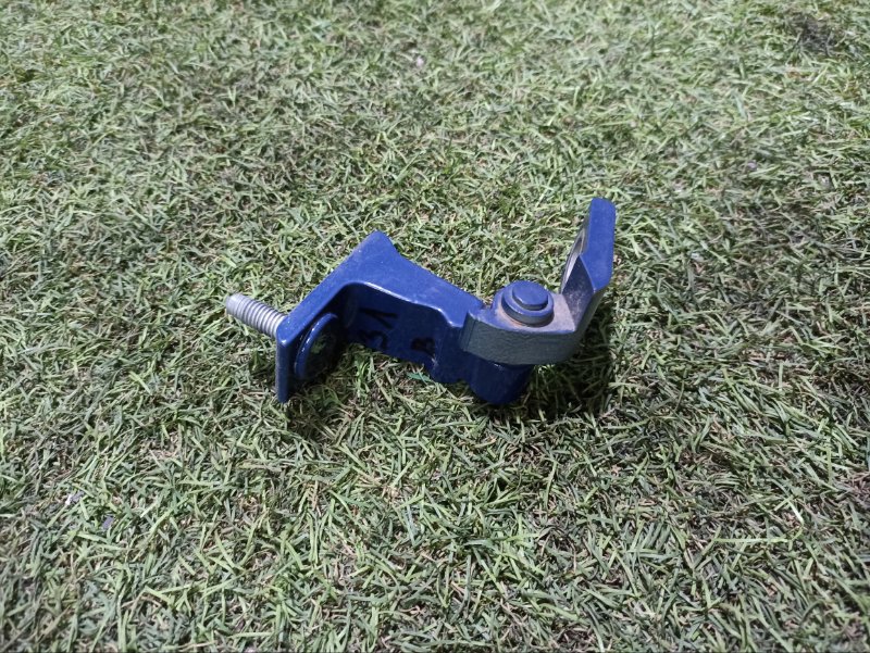 Петля двери