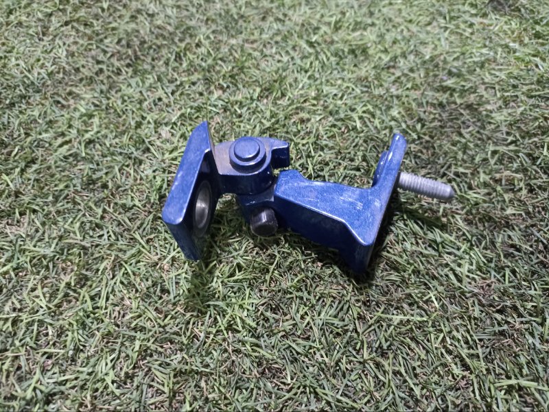 Петля двери