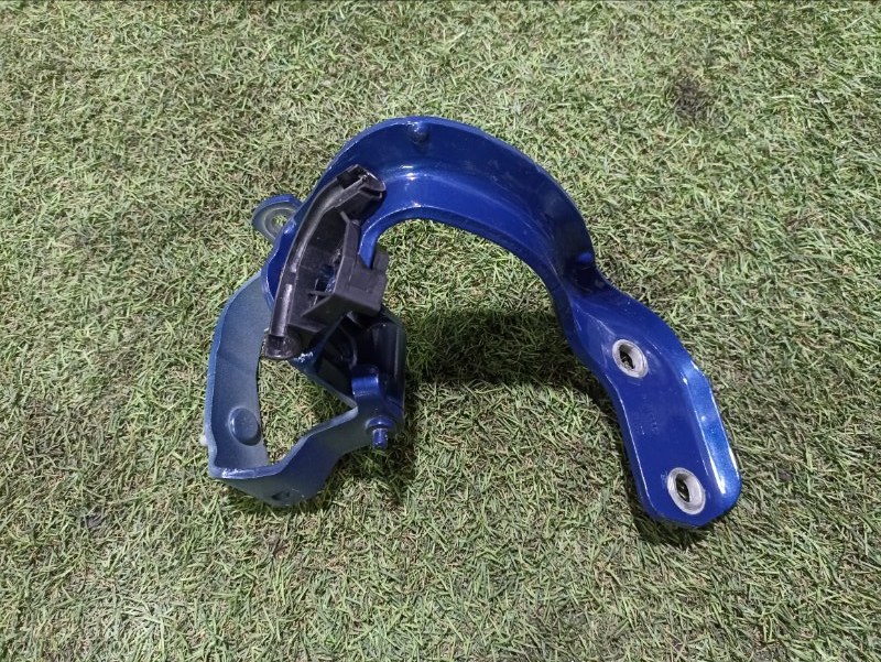 Петля крышки багажника