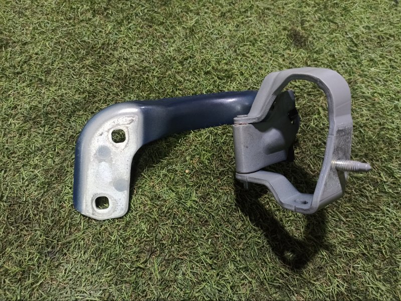 Петля крышки багажника