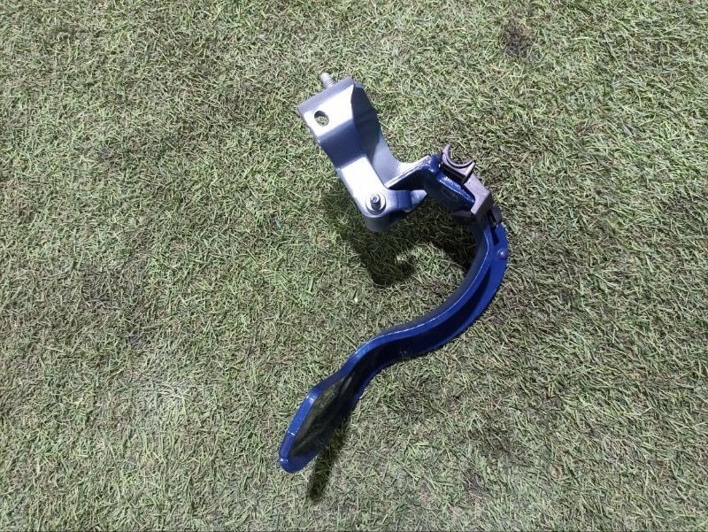 Петля крышки багажника