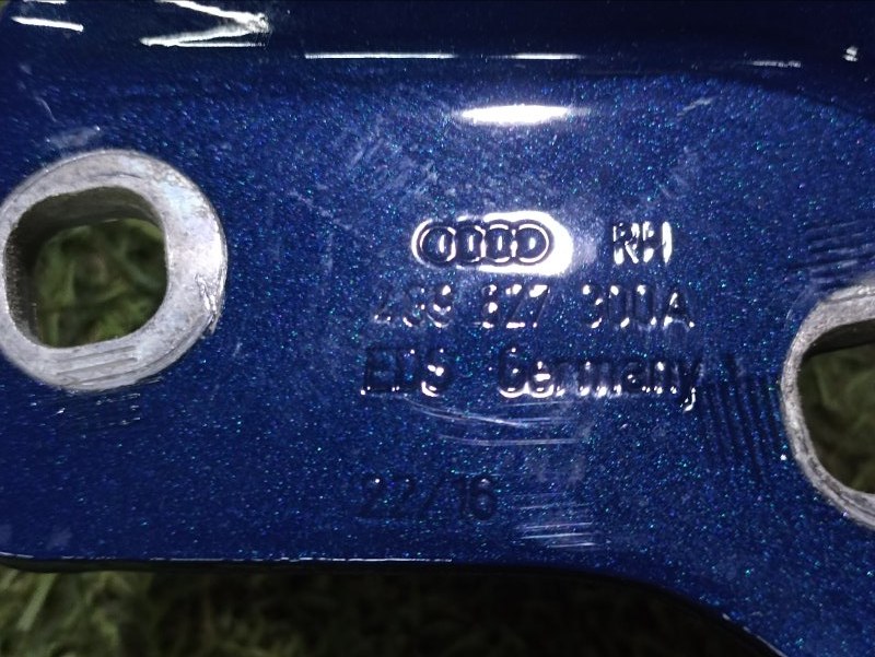 Петля крышки багажника