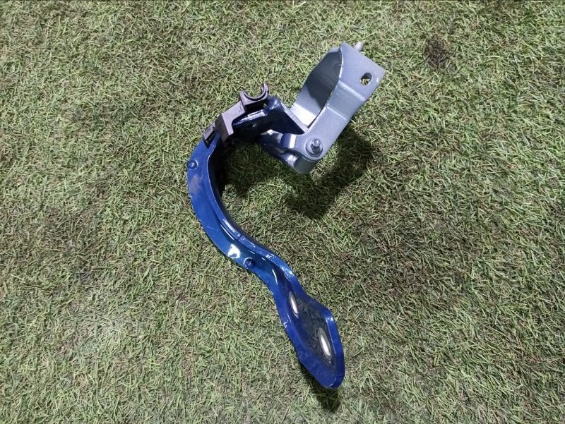 Петля крышки багажника