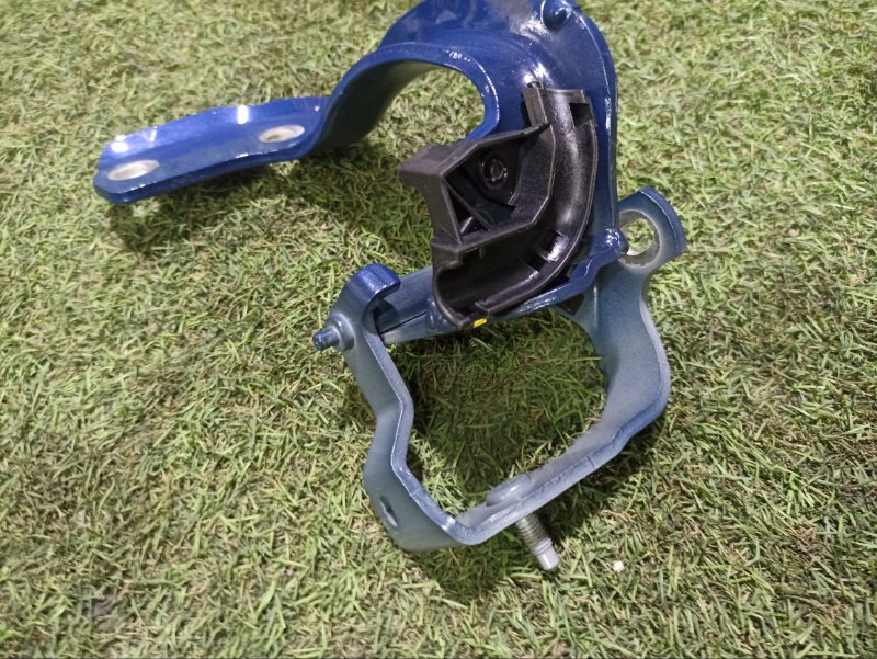 Петля крышки багажника