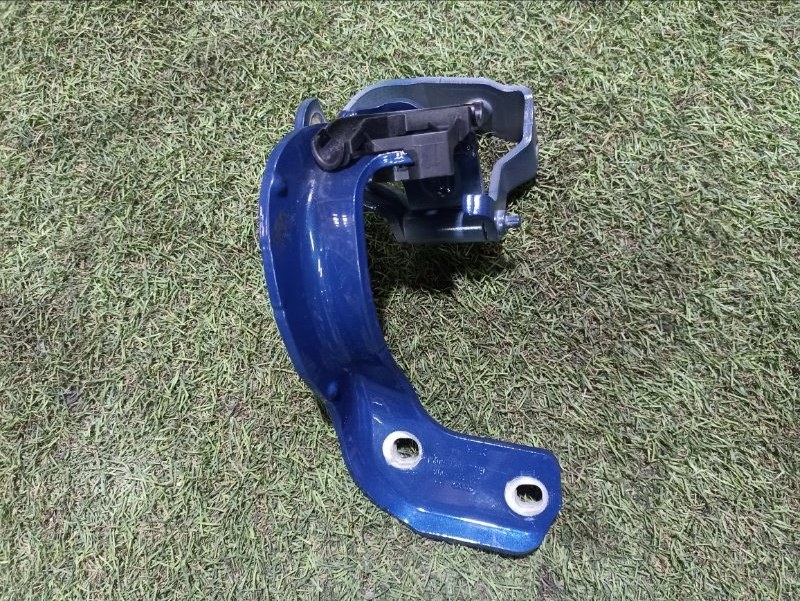 Петля крышки багажника