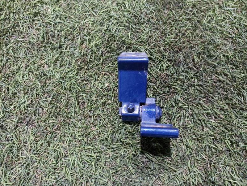 Петля двери передней правой нижняя