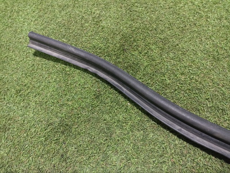 Уплотнитель капота