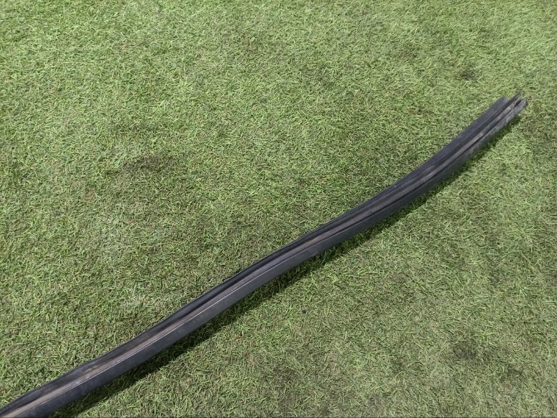 Уплотнитель капота