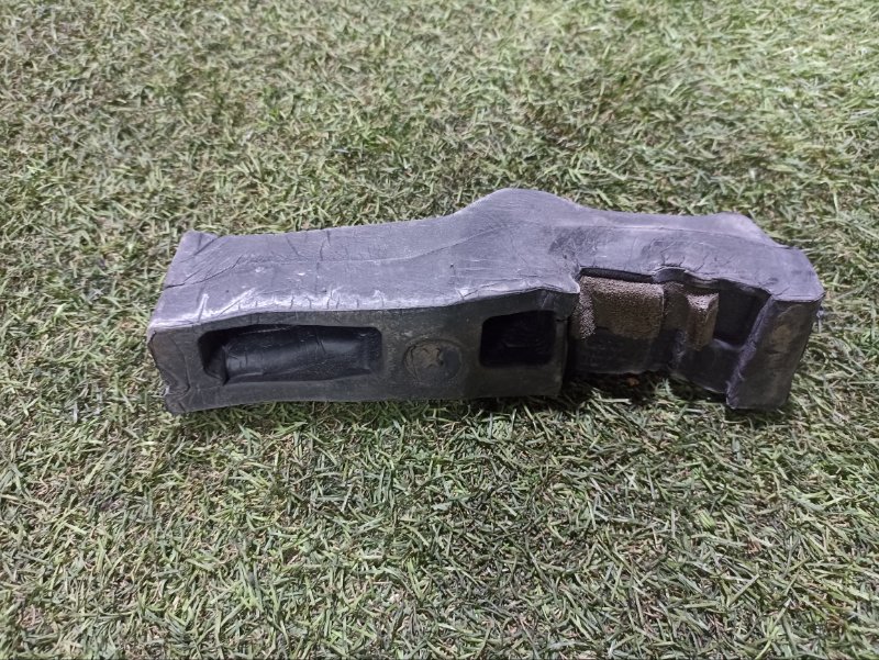 Уплотнитель капота