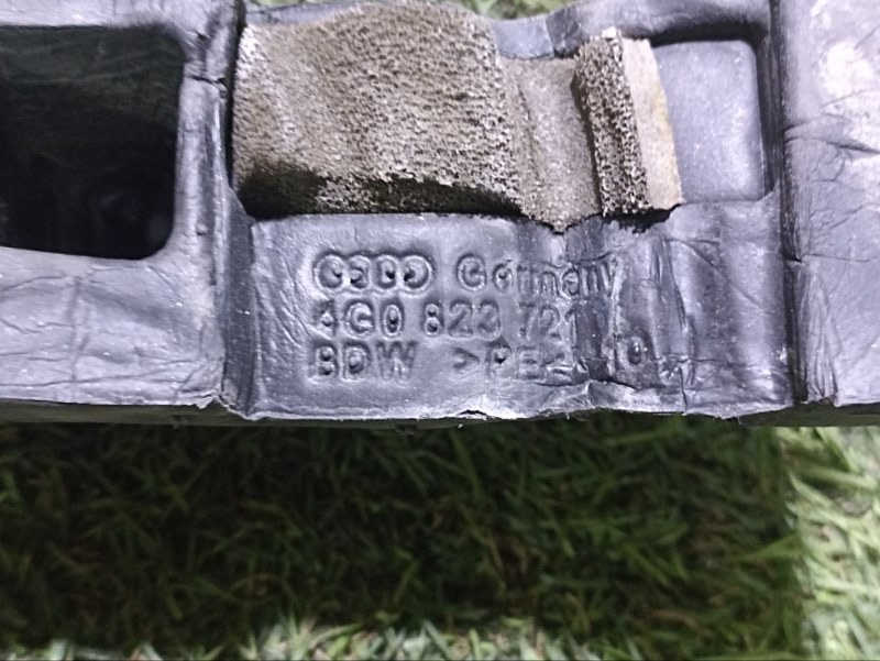 Уплотнитель капота