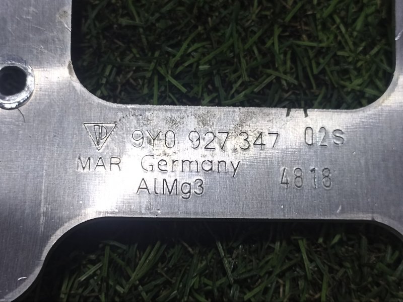 Кронштейн блока управления двигателем