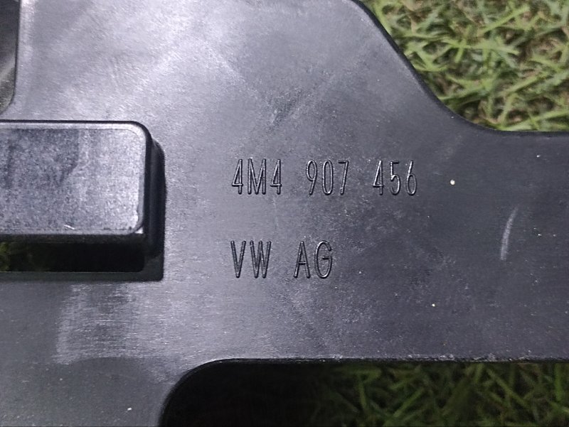 Кронштейн блока управления двигателем